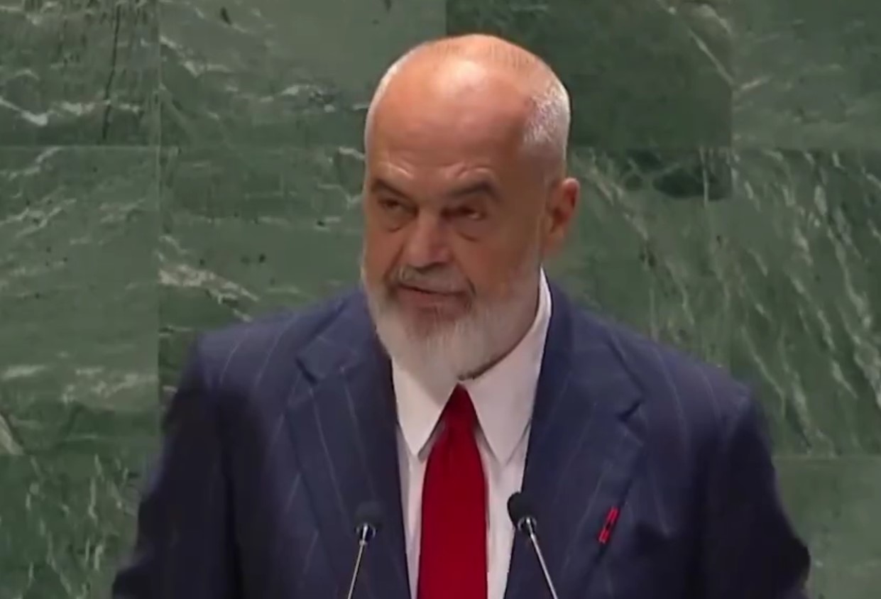 Έντι Ράμα γονάτισε μπροστά στη Μελόνι στο Palazzo Chigi