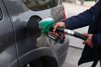Πολίτης υποβάλλει αίτηση Fuel Pass στην πλατφόρμα