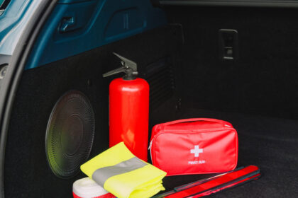 κουτί πρώτων βοηθειών αυτοκινήτου με ιατρικά υλικά