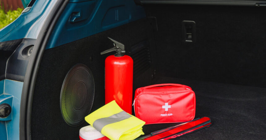 κουτί πρώτων βοηθειών αυτοκινήτου με ιατρικά υλικά
