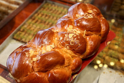 Τσουρέκι Μυτιλήνης οικογενειακό ζαχαροπλαστείο Γούναρη