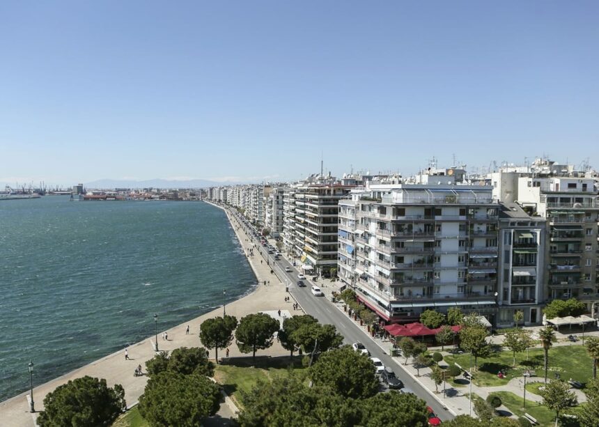 Συσσώρευση αντικειμένων κοινόχρηστος χώρος πολυκατοικία Θεσσαλονίκη