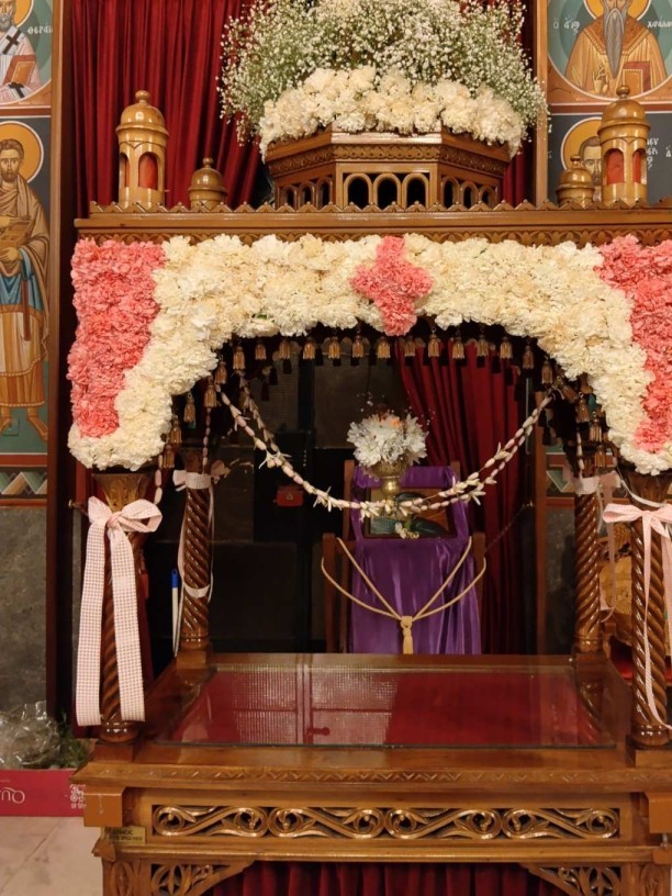 Στολισμός Επιταφίου με λευκά και μωβ λουλούδια Ρόδου