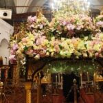 Στολισμός Επιταφίου με λευκά και μωβ λουλούδια Ρόδου