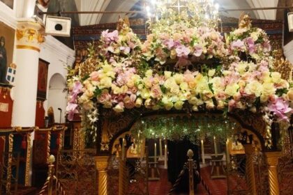 Στολισμός Επιταφίου με λευκά και μωβ λουλούδια Ρόδου