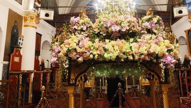 Στολισμός Επιταφίου με λευκά και μωβ λουλούδια Ρόδου