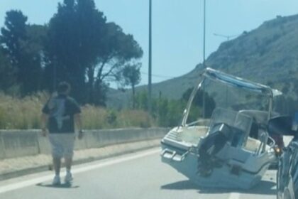 Ρυμουλκούμενο σκάφος ανετράπη δρόμο Ρόδο