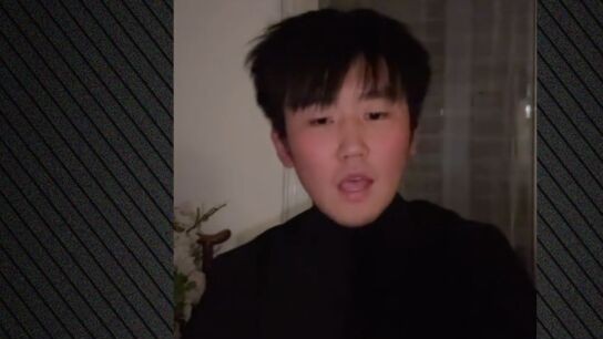 Κινέζος στη Πάφο τραγουδά Παραμυθιάζομαι Παντελίδη