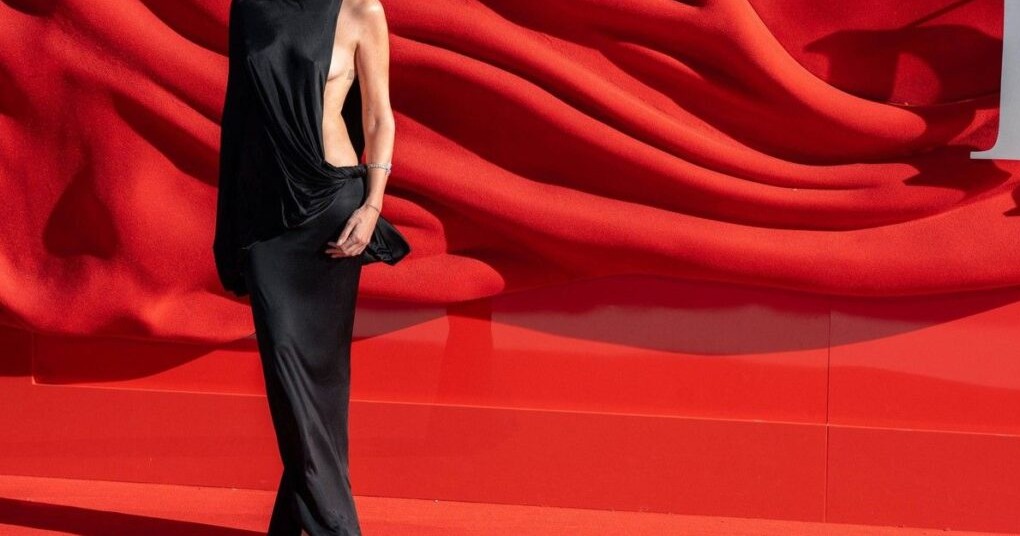 Κιάρα Φεράνι με σατέν φόρεμα στο Λονδίνο