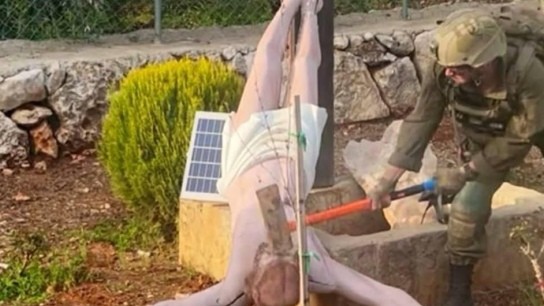 βεβήλωση αγάλματος Λίβανος Ντέμπελ