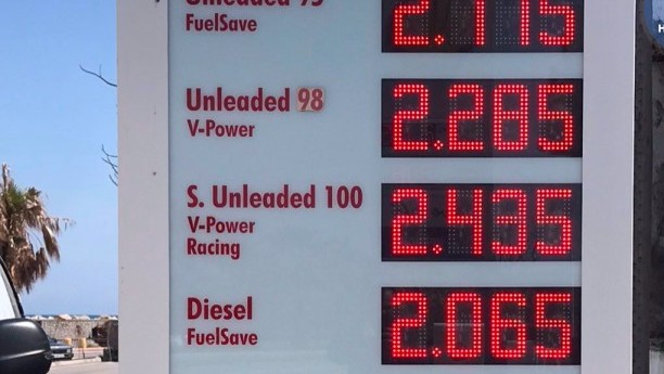 Αντλία βενζίνης με πίνακα τιμών καυσίμων Ρόδου