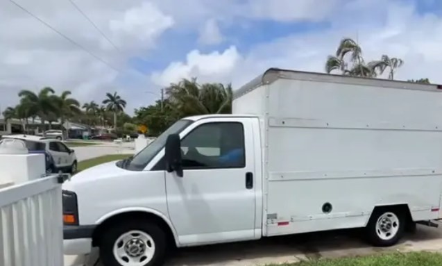 Φορτηγάκι τεχνίτη στάθμευση αυλή πρόστιμο