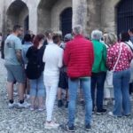 Αρχαιολογικός χώρος Ρόδου με τουρίστες επίσκεψη