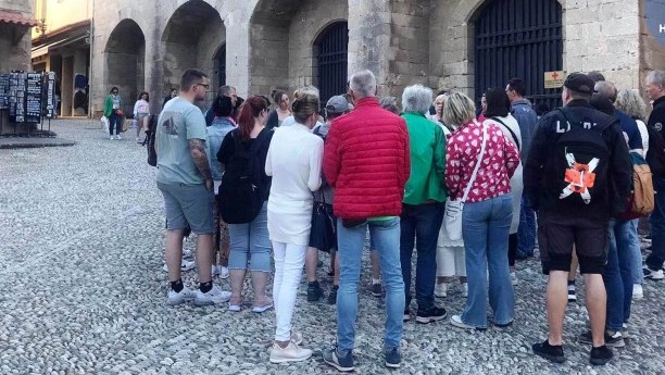 Αρχαιολογικός χώρος Ρόδου με τουρίστες επίσκεψη