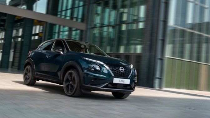 Nissan Juke Pulse έκδοση χρώμα Ocean Deep με ζάντες