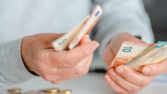 Κατώτατος μισθός αύξηση 920 ευρώ εργαζόμενοι