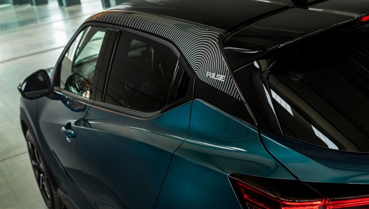 Nissan Juke Pulse έκδοση χρώμα Ocean Deep με ζάντες