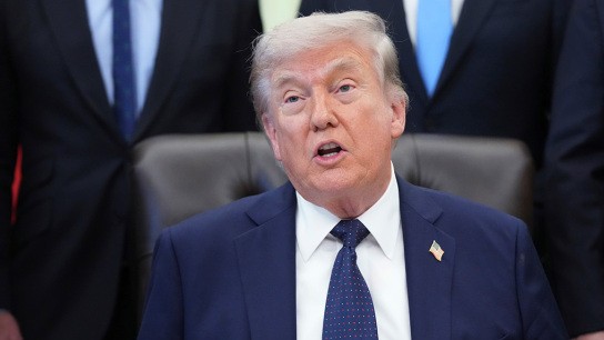 Ναυτικός αποκλεισμός Ορμούζ με πλοία σε στενό