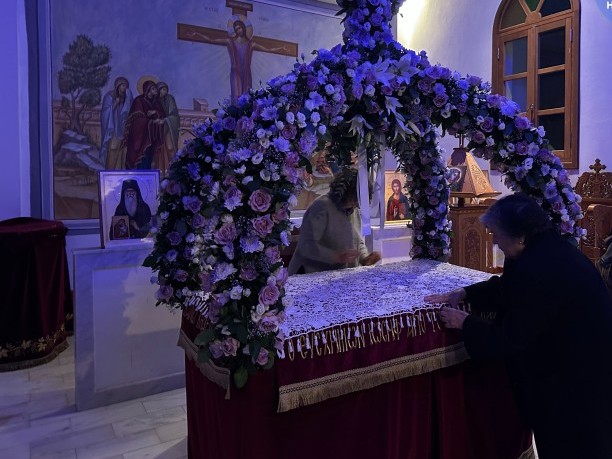 Στολισμός Επιταφίου με λευκά και μωβ λουλούδια Ρόδου