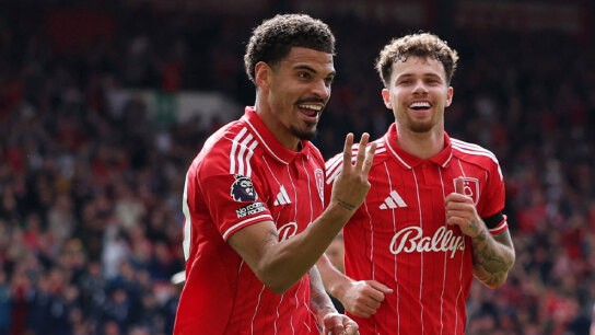 Μόργκαν Γκιμπς-Γουάιτ με τη φανέλα της Νότιγχαμ Φόρεστ