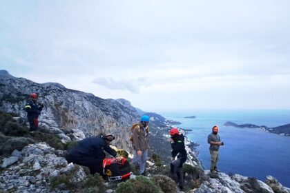 Αναρριχητής στην Κάλυμνο σε απόκρημνη πλαγιά