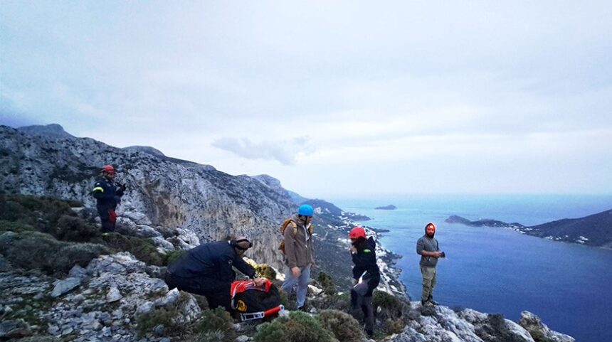 Αναρριχητής στην Κάλυμνο σε απόκρημνη πλαγιά