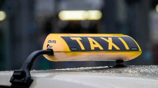 συνελήφθη 41χρονος με πλαστή άδεια ταξί Πειραιά