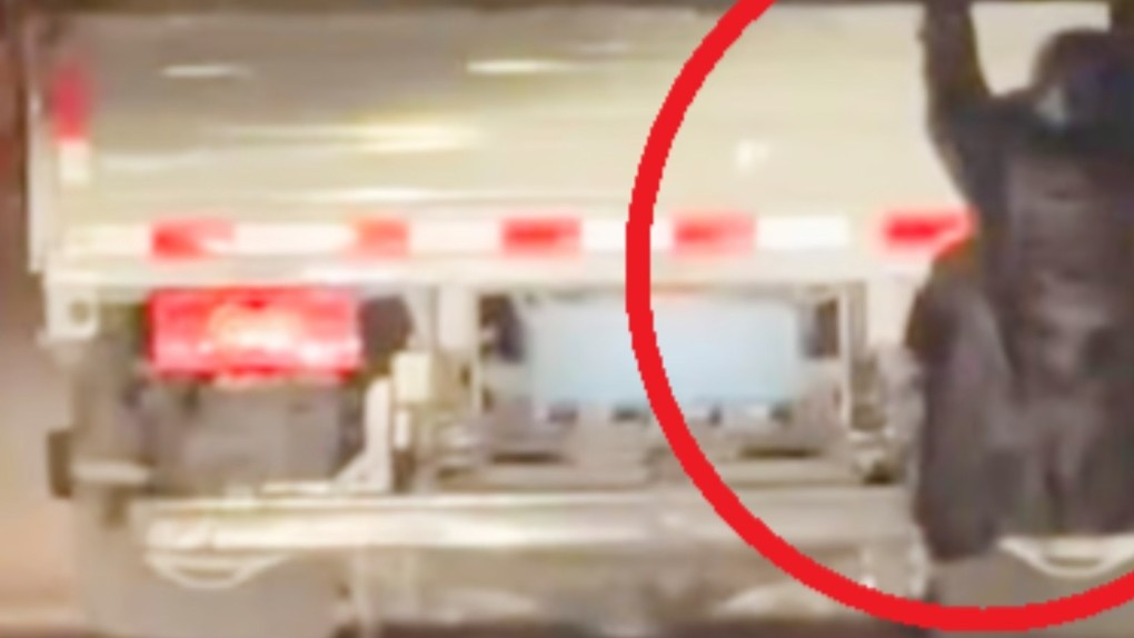 γυναίκα κρεμάστηκε από φορτηγό στη Σιντζιάνγκ