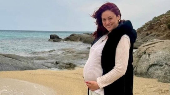 Μπάγια Αντωνοπούλου έγκυος ποζάρει στη Νάξο με φόντο τη θάλασσα