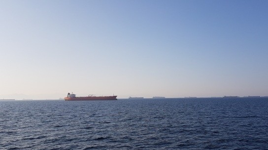 πλοίο Epaminondas στα Στενά του Ορμούζ μετά την επίθεση