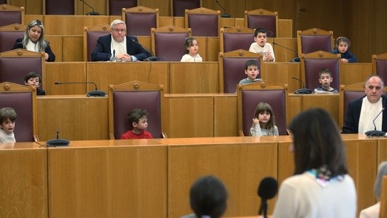 Παιδιά νηπιαγωγείου σε εικονική δίκη ΣτΕ