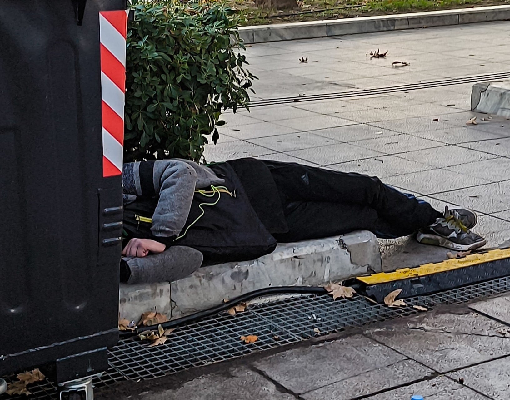 Άστεγος σε κάδο στη Λεωφόρο Νίκης