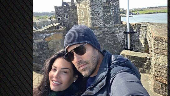 Μαρία Κορινθίου Σκωτία με σύντροφο στο Blackness Castle