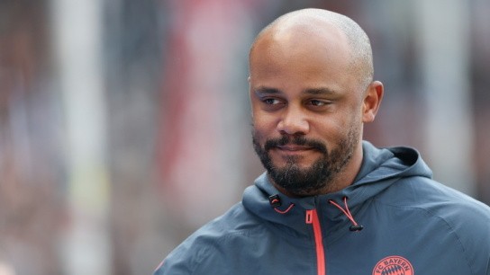 Πιέρ Κομπανί με κασκόλ Μπάγερν στη Βουλή - Πατέρας Κομπανί