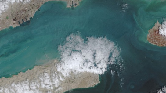 Πλοία στο Στενό του Ορμούζ μετά το άνοιγμα