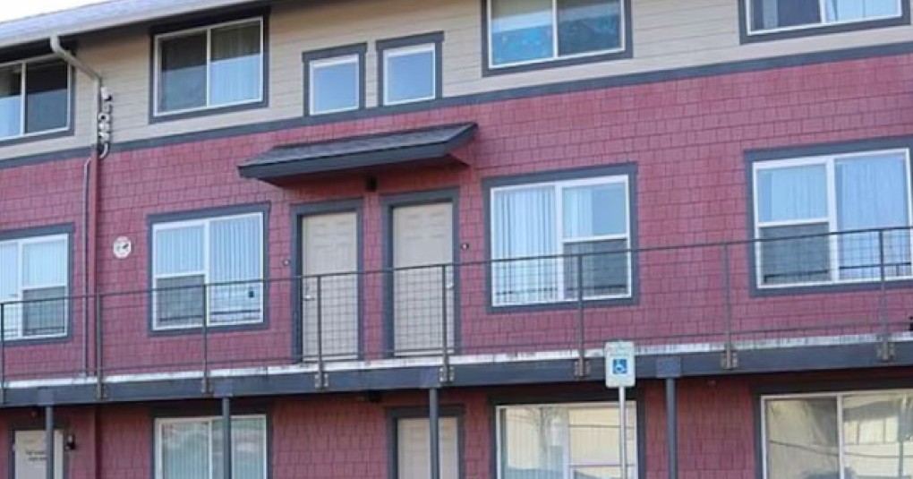 Φοιτητής πετάει δύο φορές για να αποφύγει ενοίκιο