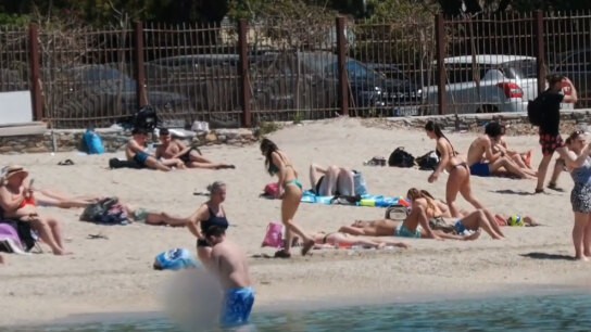 πρώτες βουτιές Αττική θερμοκρασία 23,4°C