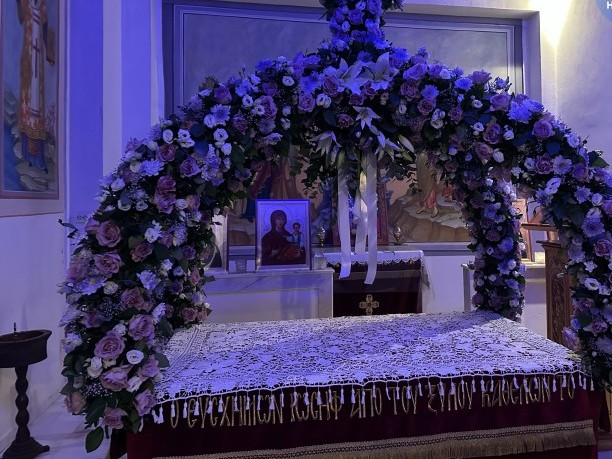 Στολισμός Επιταφίου με λευκά και μωβ λουλούδια Ρόδου