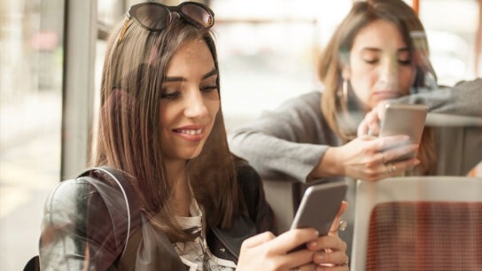 56% κοιτάζει κλεφτά το κινητό σε δημόσιο χώρο