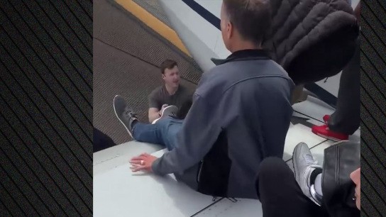 αναγκαστική προσγείωση United στο Πίτσμπουργκ με επιβάτες