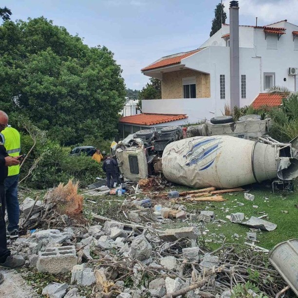 Μπετονιέρα Ρόδος εισβολή σε αυλή 23 Απριλίου