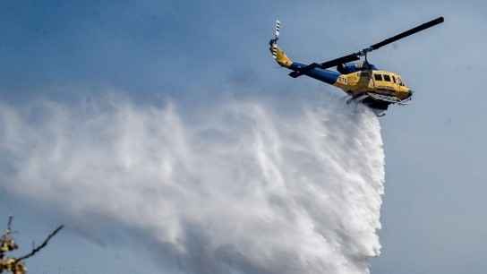 Φωτιά Νεοχώρι Πηλίου με εναέρια μέσα