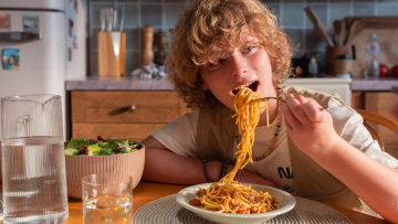 Έντι Ράμα γονάτισε μπροστά στη Μελόνι στο Palazzo Chigi