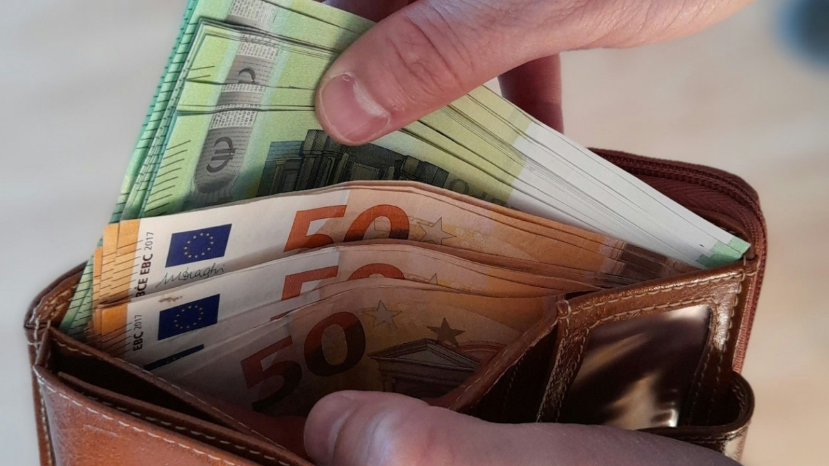 Δύο νεαρές φοιτήτριες που επέστρεψαν πορτοφόλι με χρήματα