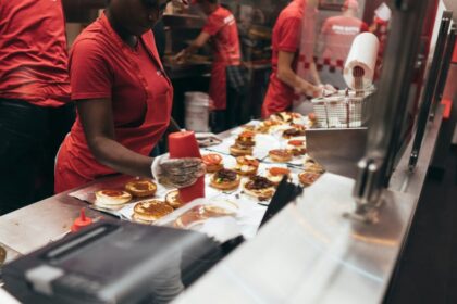 Jerry Murrell CEO Five Guys προσφορά μπέργκερ χάος