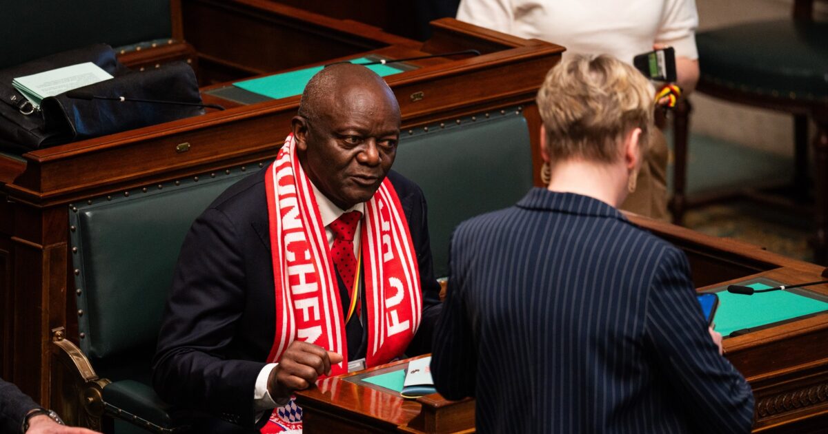 Πιέρ Κομπανί με κασκόλ Μπάγερν στη Βουλή - Πατέρας Κομπανί