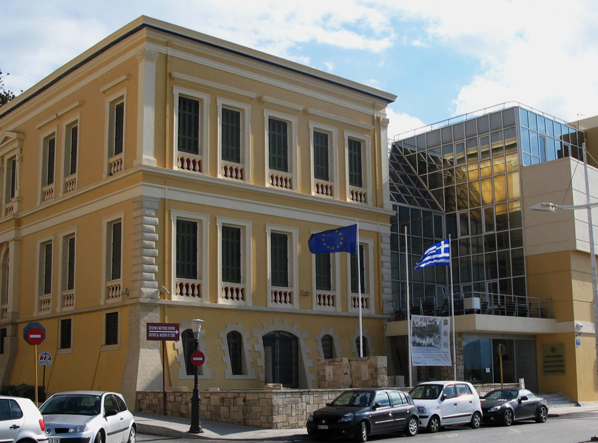 Παιδιά παίζουν πασχαλινό κυνήγι θησαυρού μουσείου