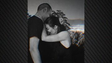 Μαρία Κορινθίου Σκωτία με σύντροφο στο Blackness Castle