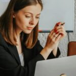 Άτομο που αισθάνεται πίεση από people-pleasing δουλειά γραφείου