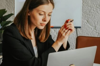 Άτομο που αισθάνεται πίεση από people-pleasing δουλειά γραφείου